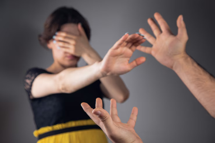 domestic-violence-husband-yells-wife_438099-3277