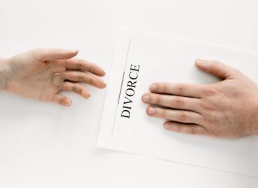 couple-divorcing-agreement